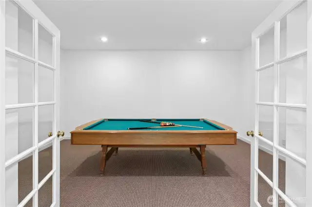 Separate media/billiard room