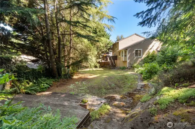 Huge Fully Fenced Backyard!
