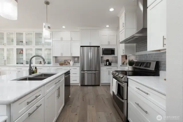 NEW CUSTOM CABINETRY AND QUARTZ COUNTERTOPS