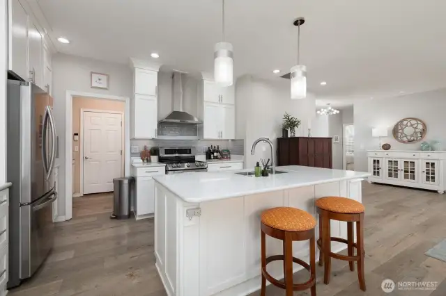 ISLAND WITH SNACK BAR SEATING