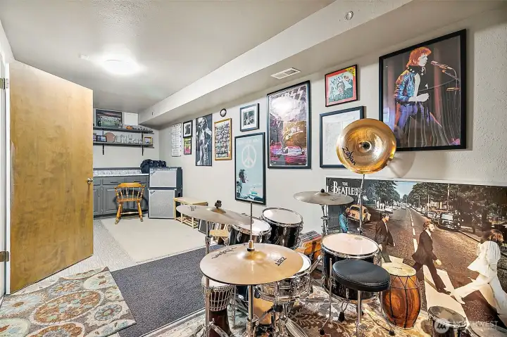 Hobbies anyone? This room is currently used for a music studio.  Bring your imagination to make it your own space.