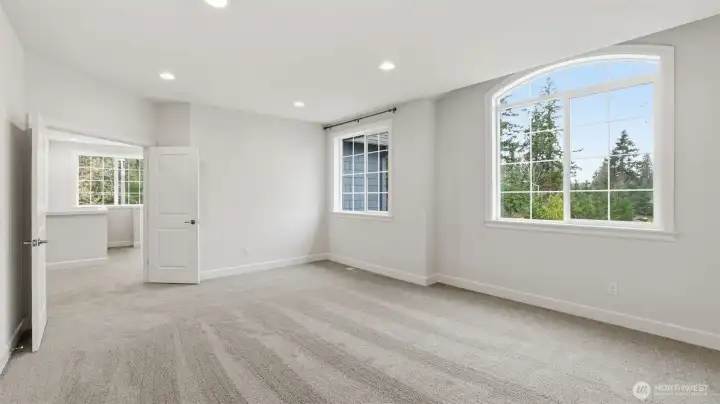 Large bonus room with territorial views.