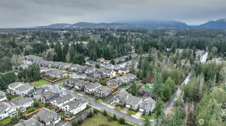 Minutes to Sammamish town center, Met Market, local shops, and parks