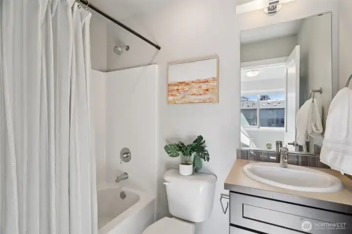 Secondary ensuite bathroom