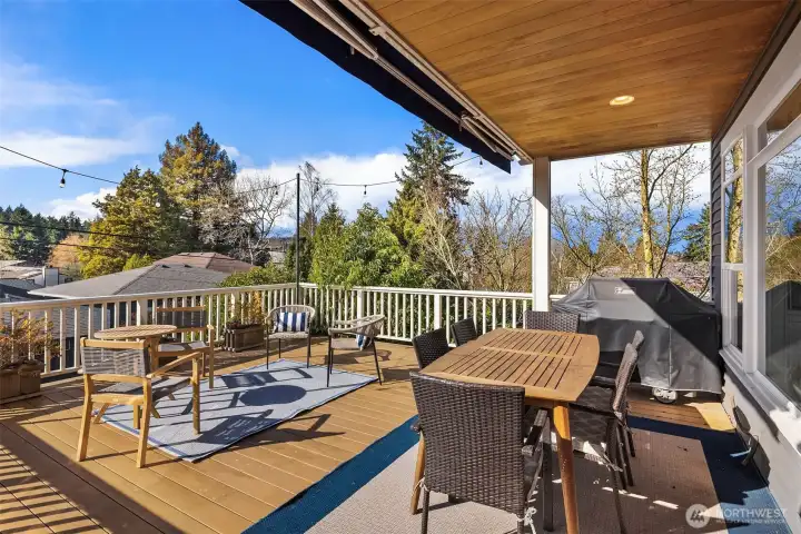 Retractable attached awning