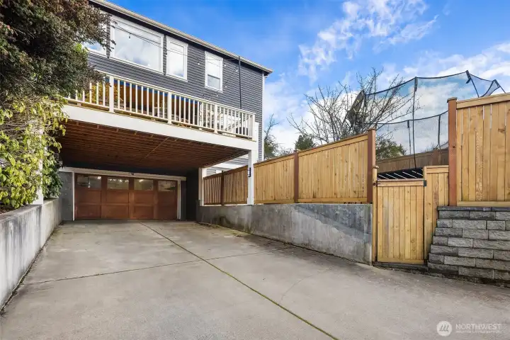 Carport + driveway parking