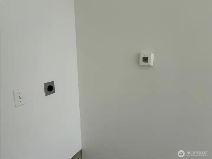 220V plug and thermostat.