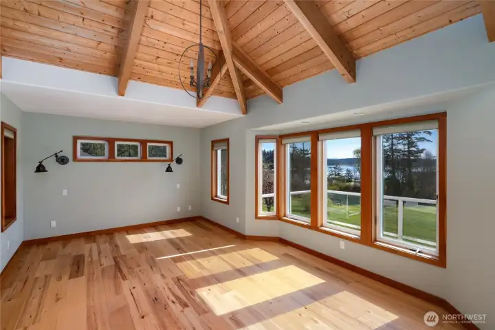 Long primary suite w/lots of windows