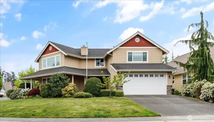 Welcome to 2777 SW Fairway Point Drive, located in Oak Harbor with 3 bedrooms, 3 baths and 2,649 sqft of comfort!
