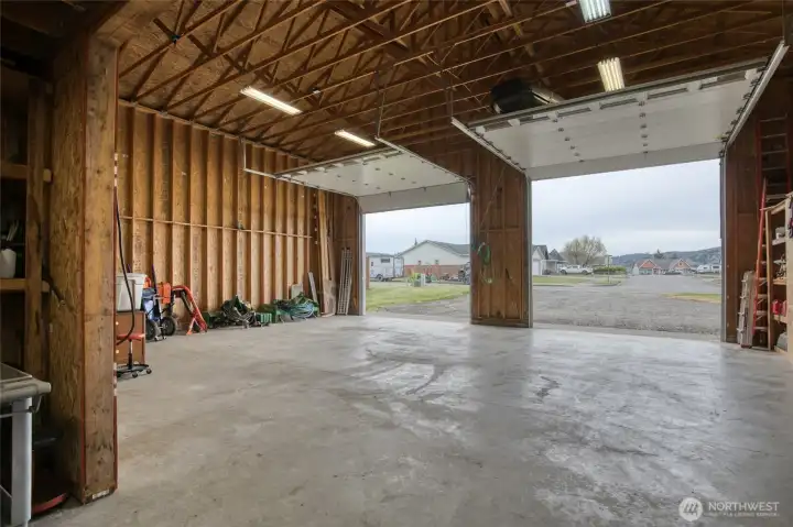 1,856 +/- sf Garage/Shop
