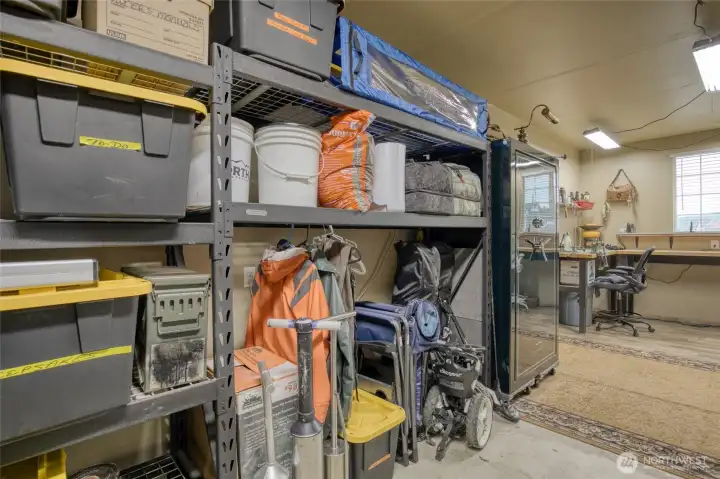 336 +/- sf insulated workspace