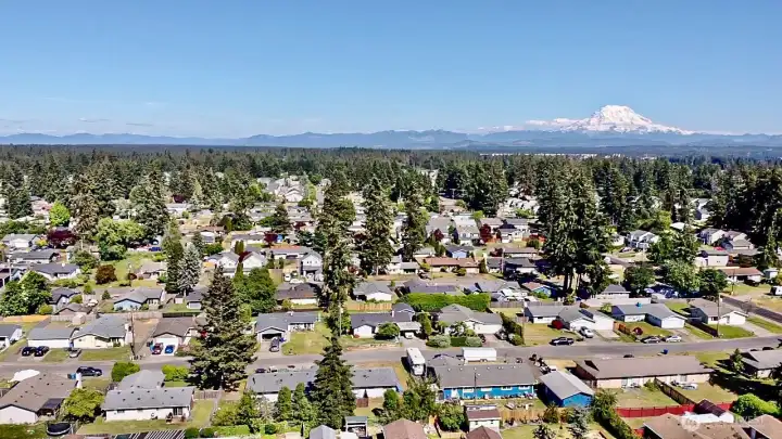 Beautiful Neighborhood for Family and Convenient to JBLM