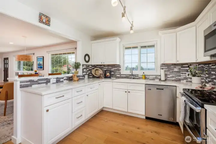 Carrera marble countertops, coffee bar nook, double Oven, Stainless appliances, Cooks kitchen