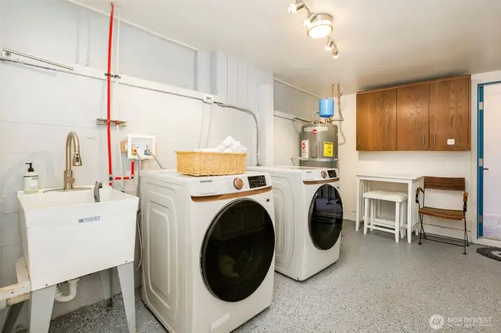 lower level pass thru is the laundry area  & pass way to M-I-L