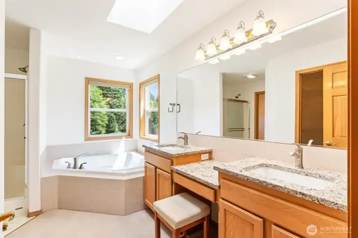 5 piece en-suite with jetted tub and private water closet. 5 piece en-suite with jetted tub and private water closet.