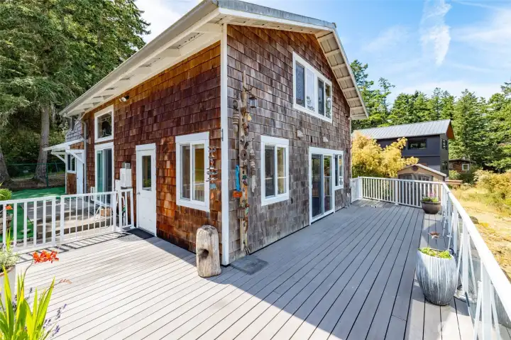 Cedar siding and composite decking offer a low-maintenance lifestyle