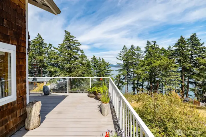 Large deck for enjoying beautiful view.