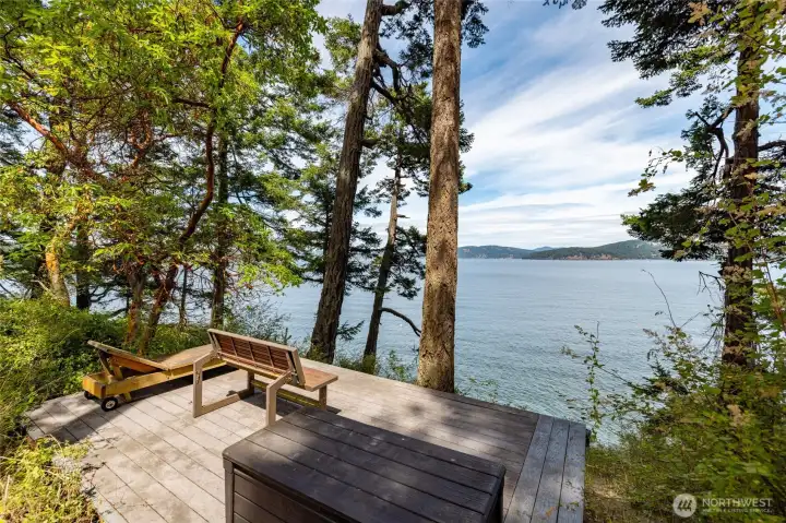 What a fun place for sharing a beverage and watching boats!