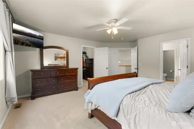 This expansive primary bedroom is a true sanctuary, complete with a large walk-in closet featuring built-in organizers, an abundance of natural light, and a luxurious 5-piece ensuite.