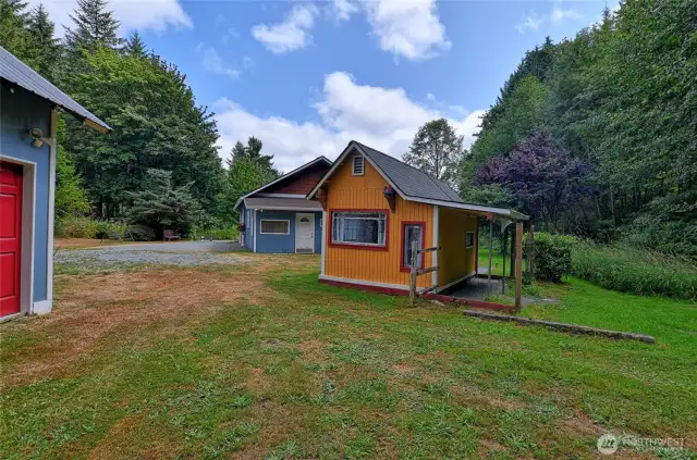14 x 10 room with lots of options.