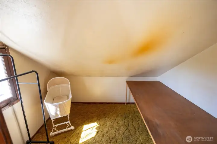 Wee room off of big bedroom could be an office, dressing room, yoga area or ?