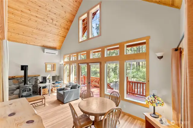 Great open floor plan with plenty of natural light