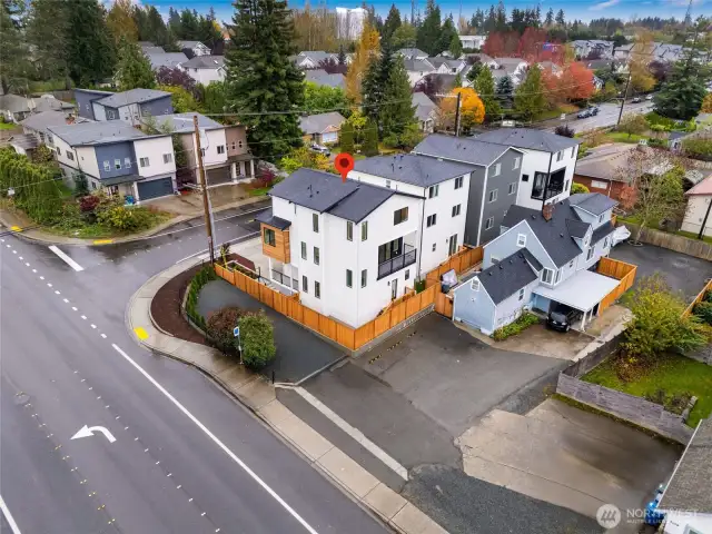 Fantastic location between Lynnwood &  Edmonds with short drives to freeways & DT  Edmonds.