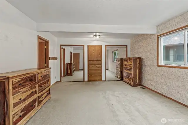 Spacious ground level main suite w/walk in closet of your dreams, large bath and flex space.