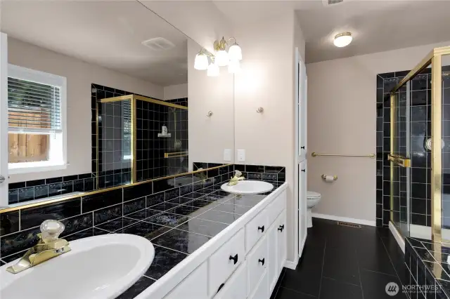 Lovely five piece bath.