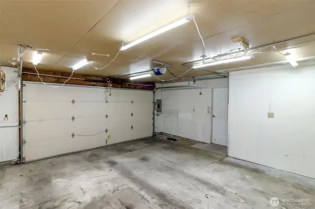 Large garage with w/d hook up.