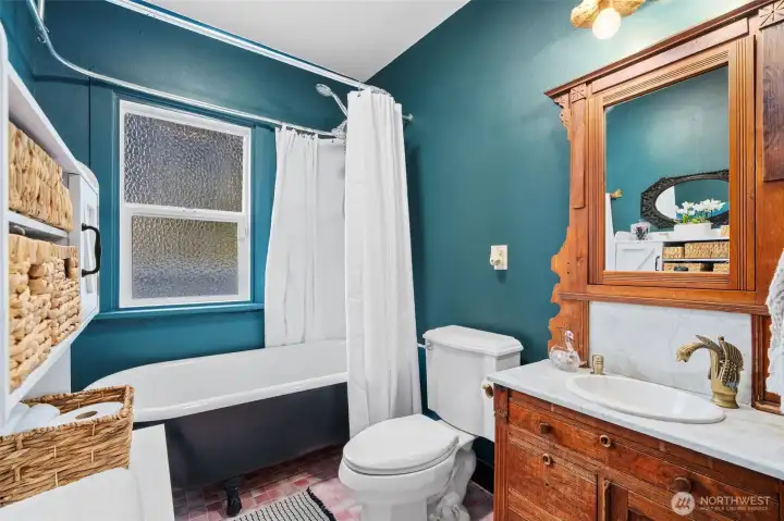 Main floor full bath with claw tub.