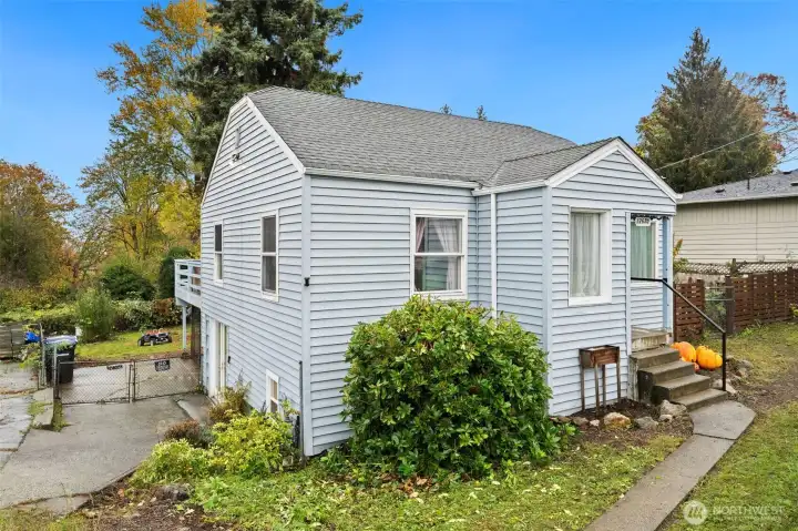 Low-maintenance eco-lawn in front