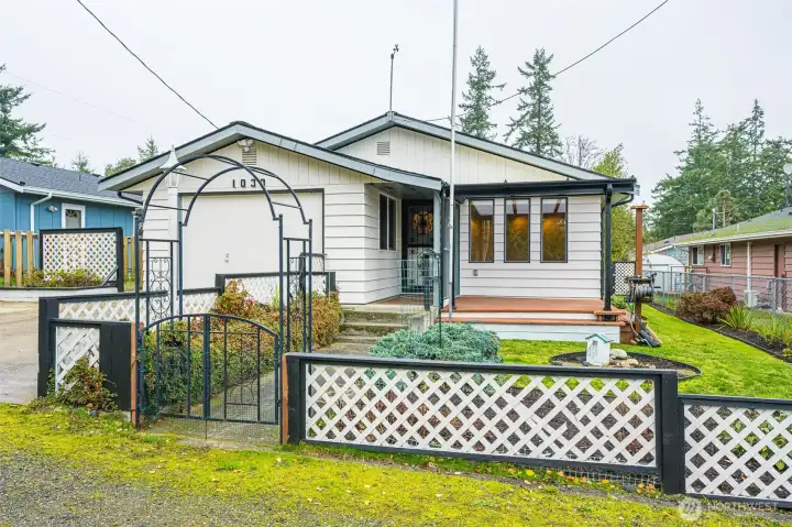 Experience the convenience of single-story living in a prime location right in the heart of Port Townsend.