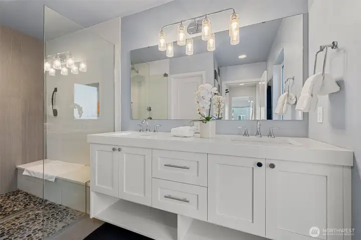 Primary en suite bathroom