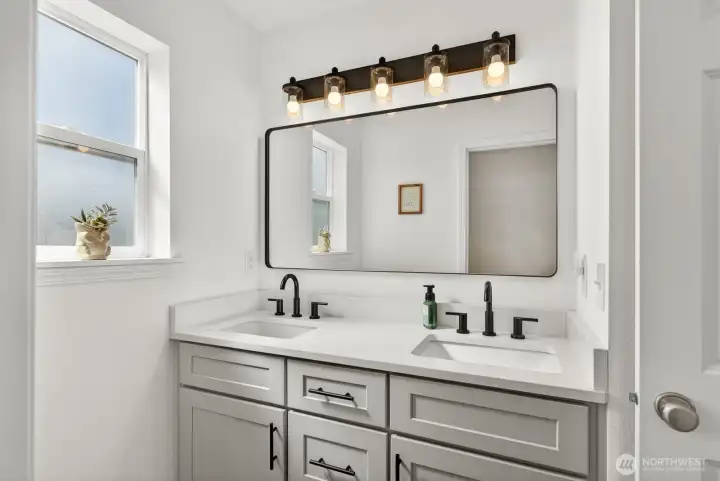 Upstairs Full Bathroom