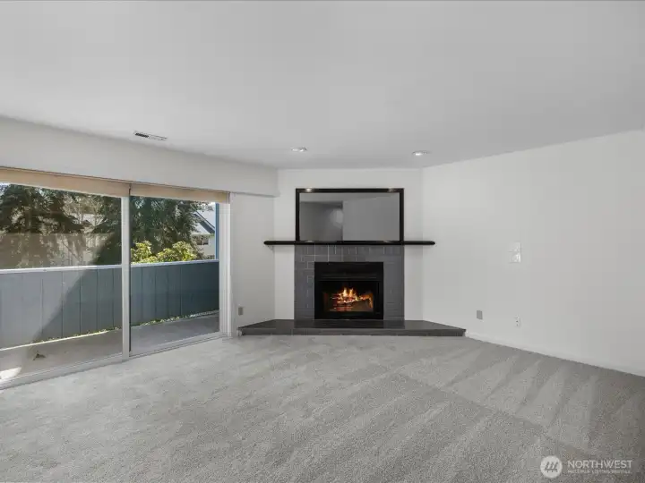 Living room w/gas fireplace