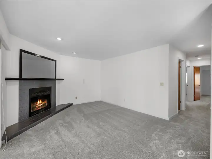 Living room w/gas fireplace