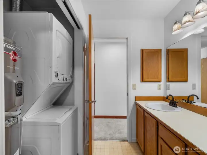 Bathroom w/Laundry