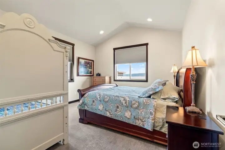 Second upper level bedroom