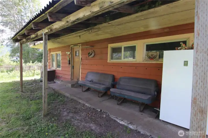 Big covered porch at the entry