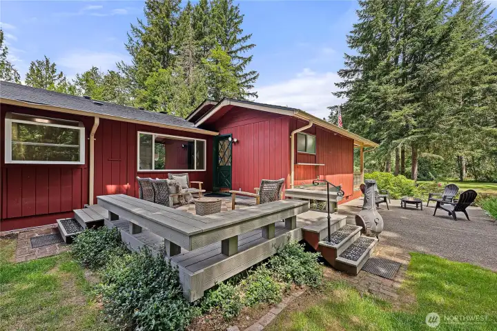 Large trex deck with built-in benches