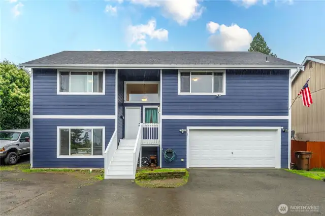 Welcome to this 3 bed, 3 bath, 1722sqft centrally located home.