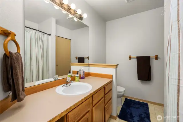 Full bathroom on the upper floor