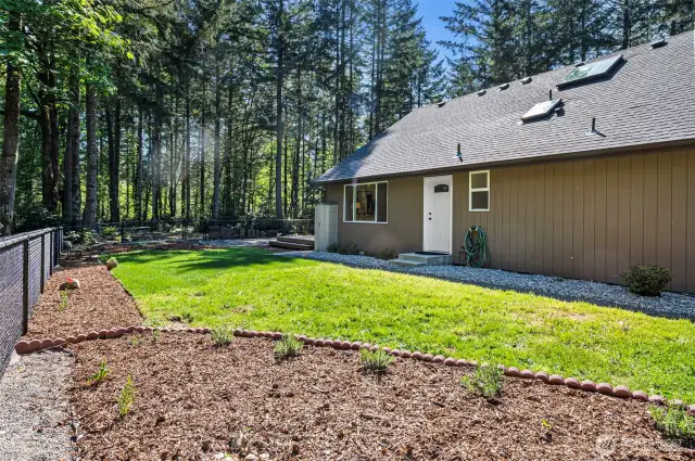 Side yard, fully-fenced.