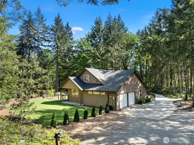 Huge driveway with new gravel and tons of parking