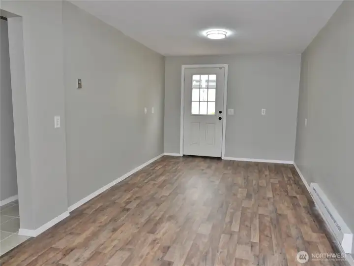 Large Bonus Room w/ a door to the Backyard.