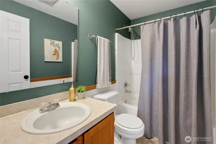 Second floor full guest bath