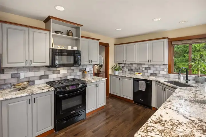 Excellent kitchen, nicely sized and appointed.