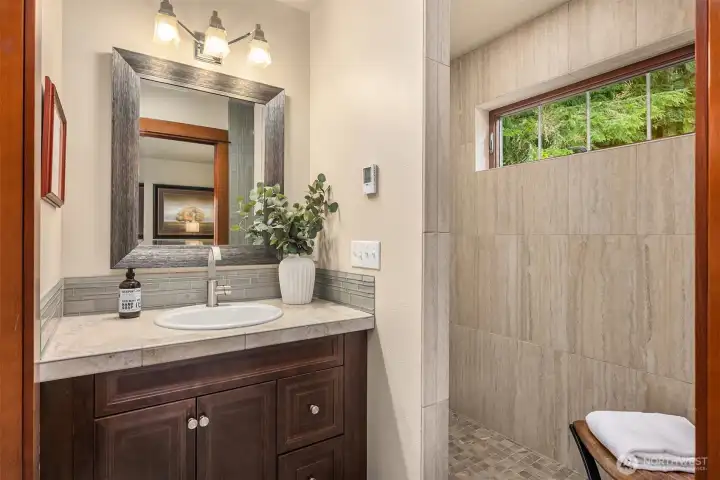 Gorgeous en-suite bath.