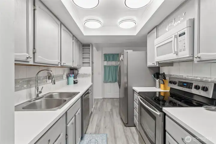 Bright & updated kitchen